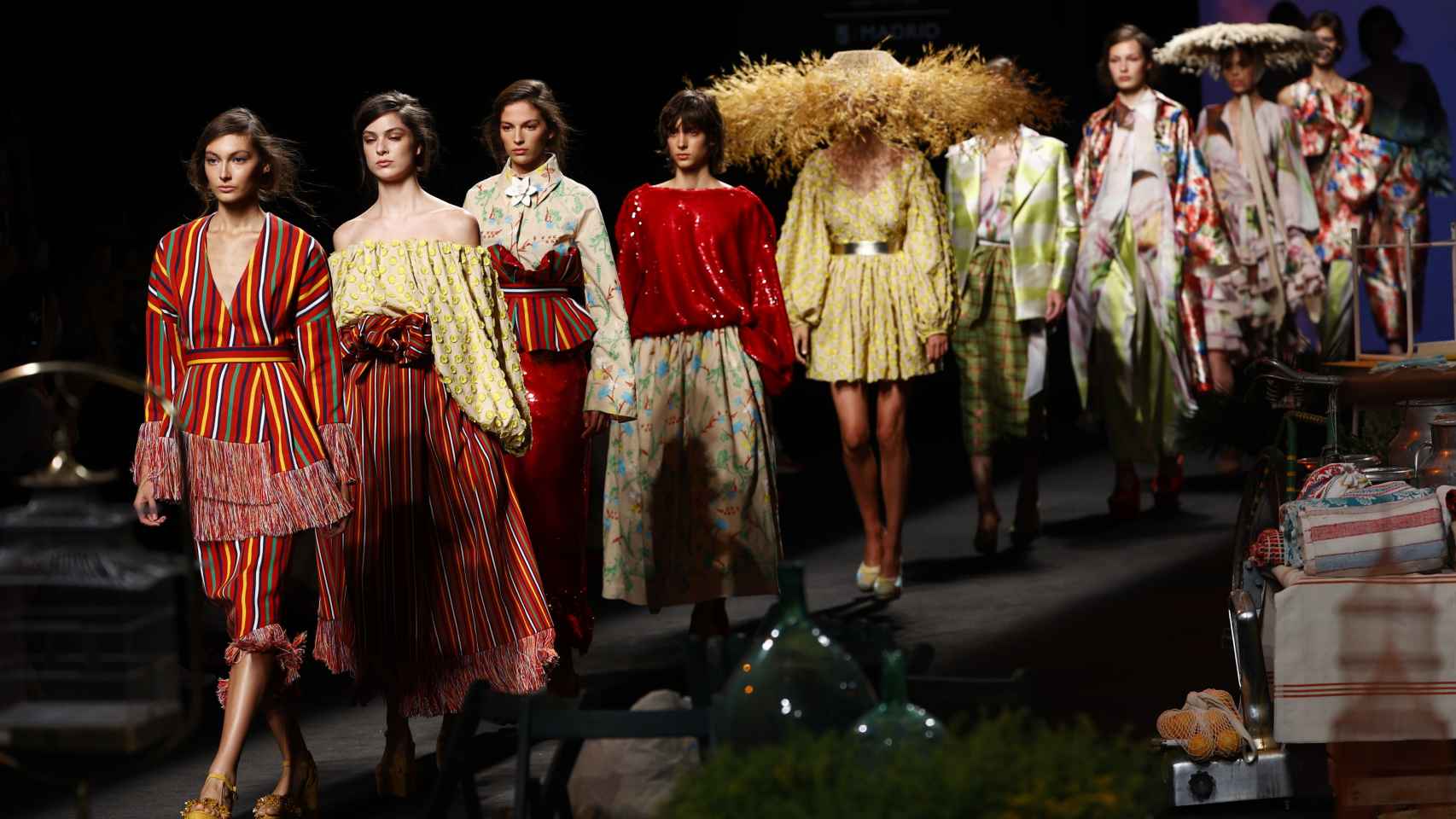 Modelos lucen creaciones de la firma Duyos durante la jornada inaugural de la Mercedes-benz Fashion Week Madrid.