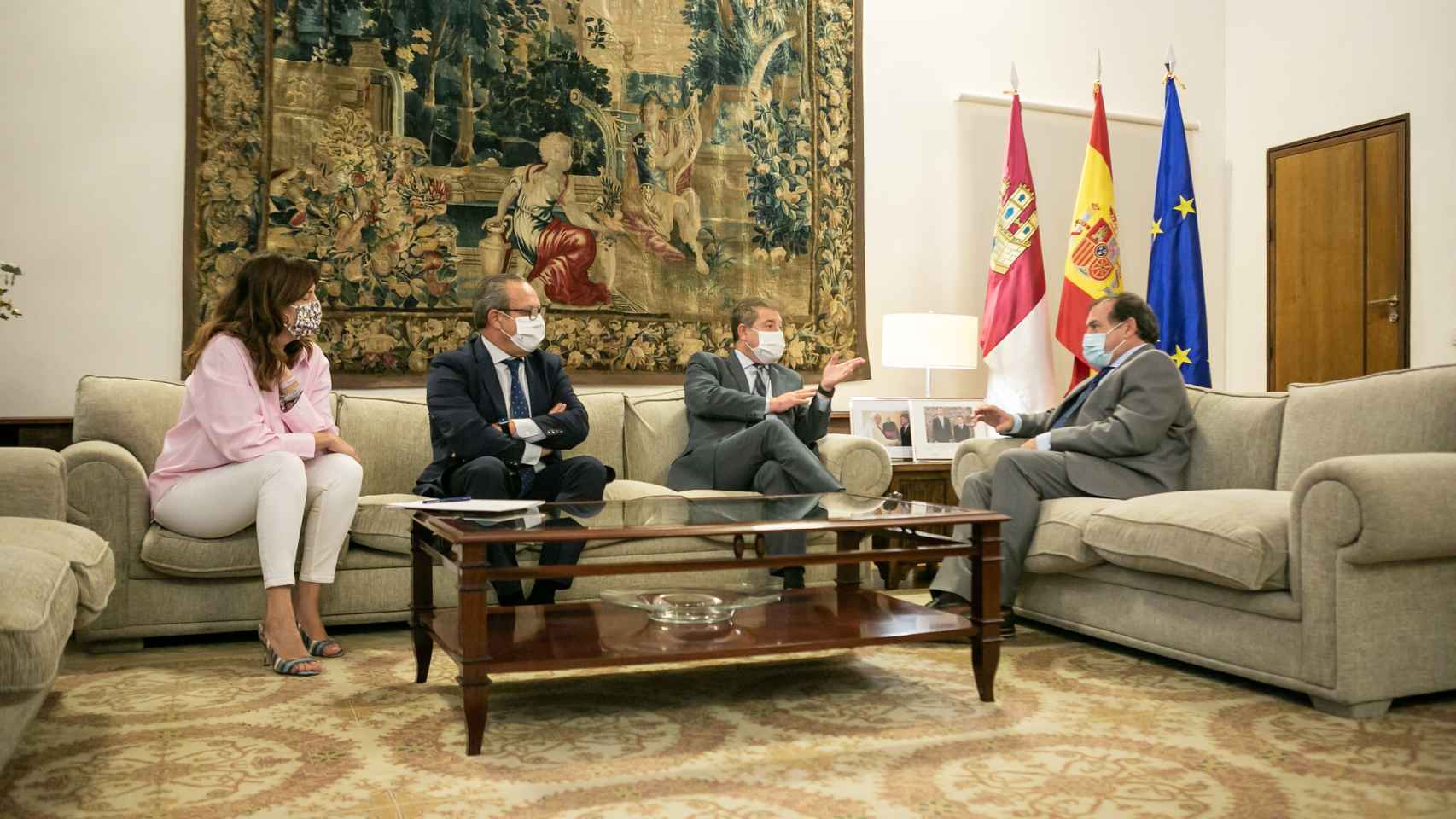 El presidente de Castilla-La Mancha, Emiliano García-Page, recibe al alcalde de Puertollano, Adolfo Muñiz