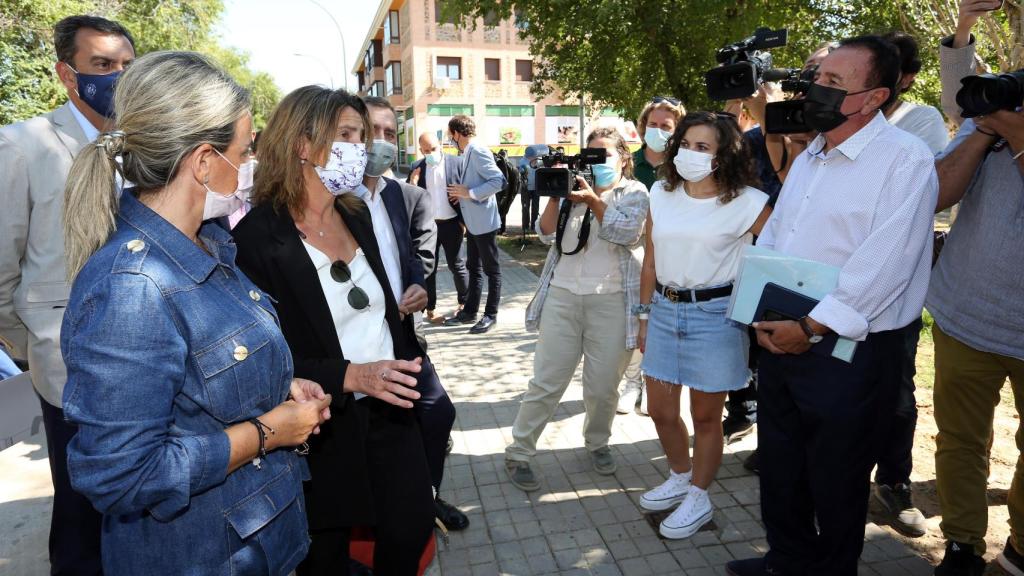 La ministra y la alcaldesa hablan con los vecinos de Azucaica.