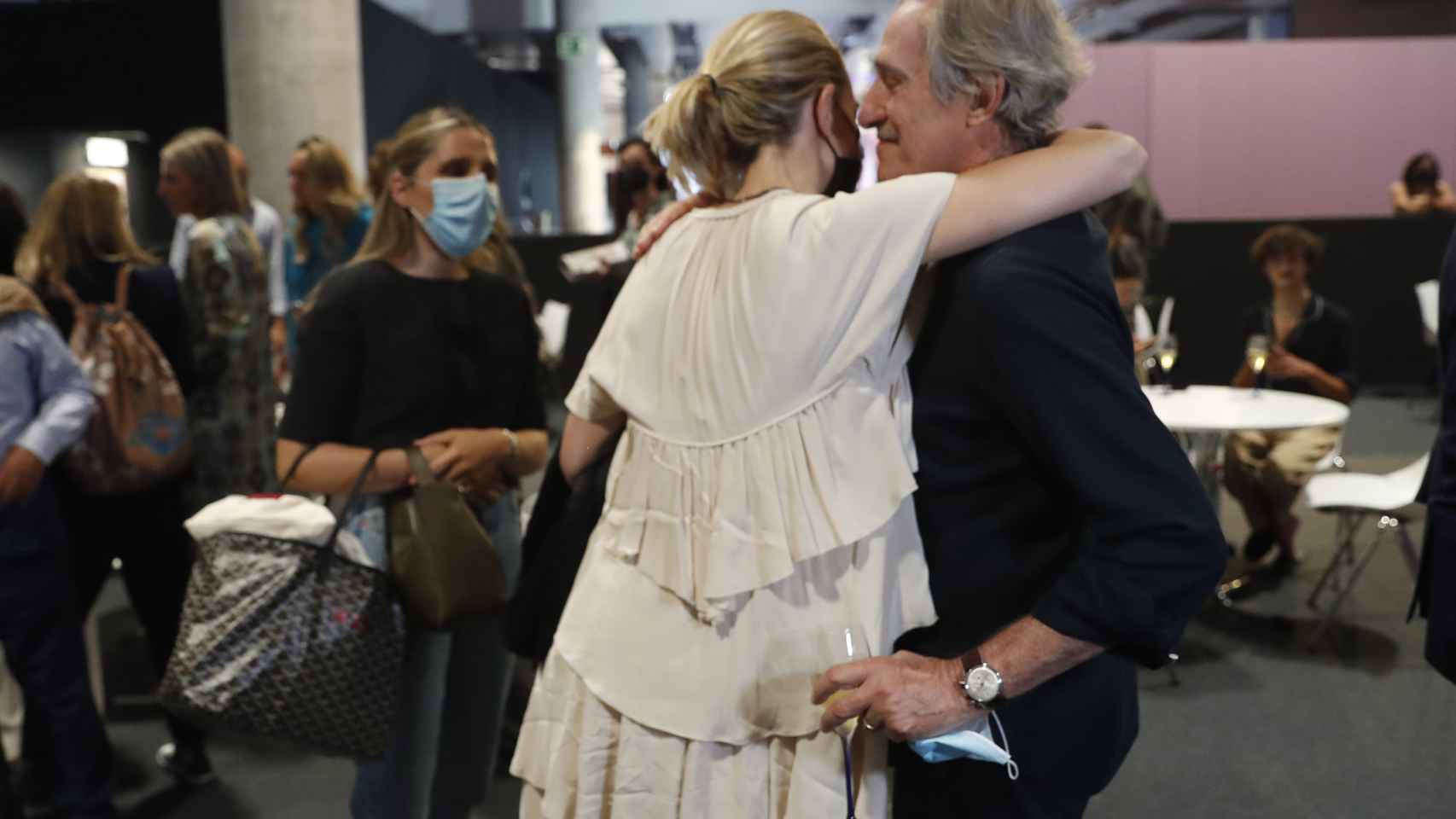 Marta Ortega abraza a su suegro, el diseñador Roberto Torretta.