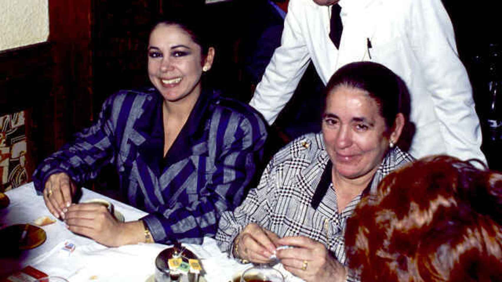 Isabel Pantoja junto a su madre, en una imagen de archivo.
