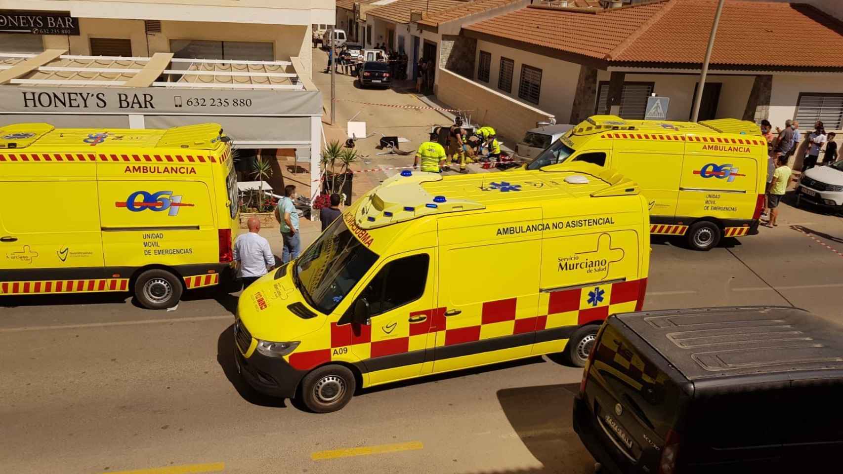 Varias ambulancias atendiendo a los heridos en el Honey's Bar de Roldán.