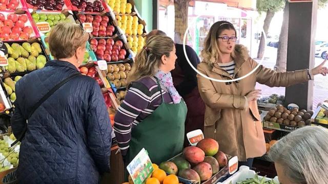 Noelia Posse, en una frutería de Móstoles