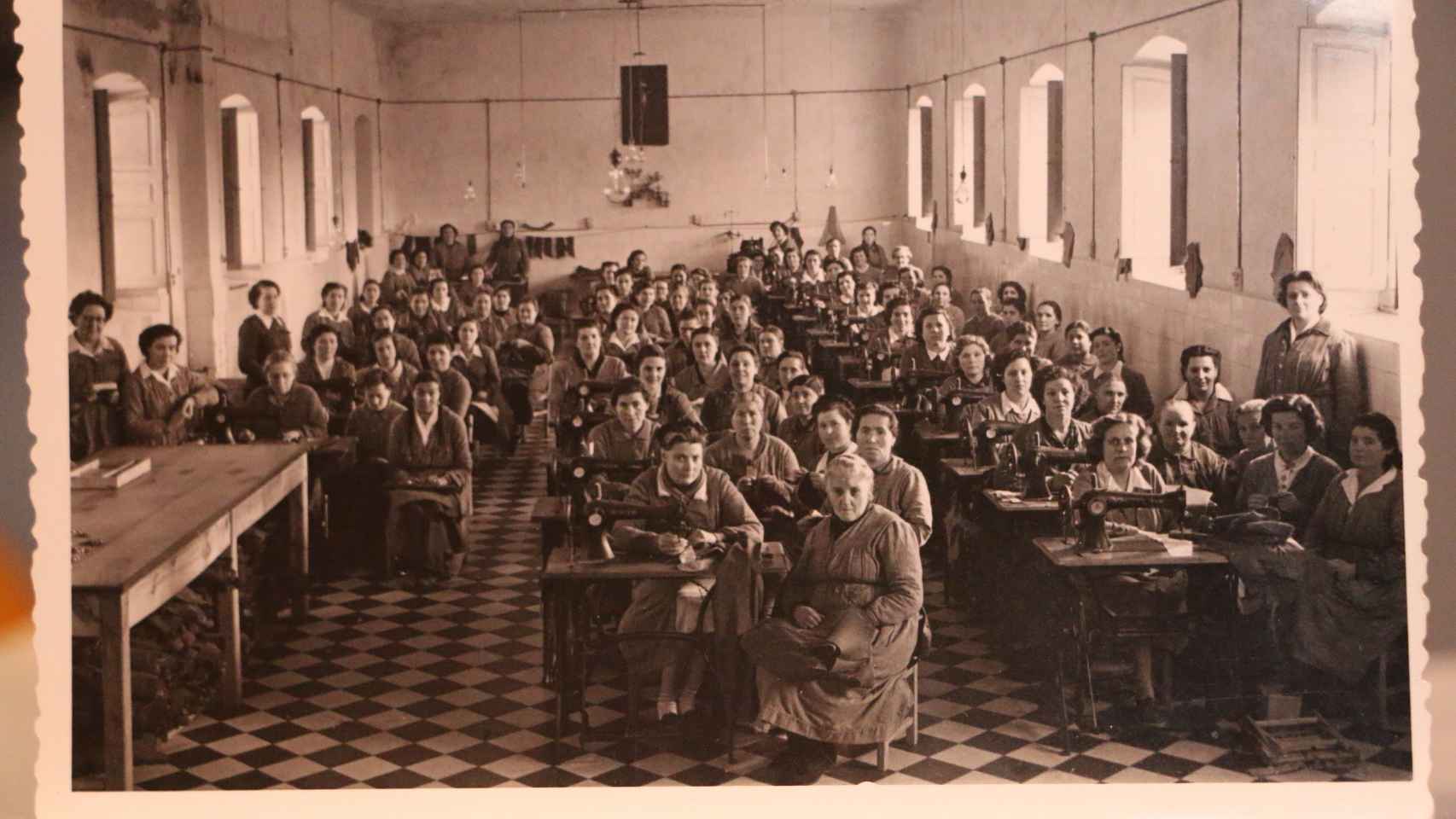 Manoli junto a otras compañeras en 1952, en la cárcel de Segovia, donde hacían labores textiles.