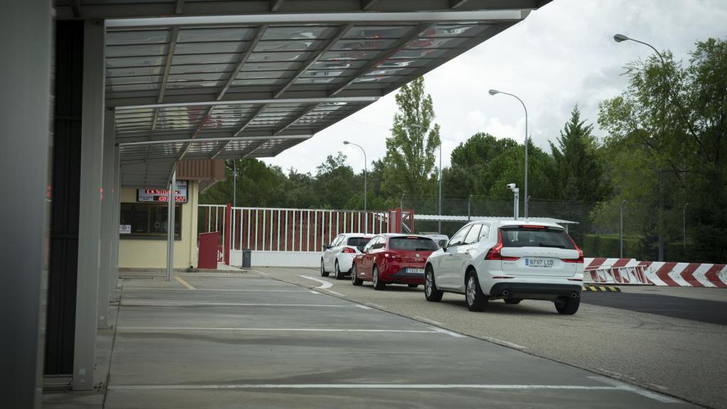 La entrada a la central, a varios kilómetros del reactor.