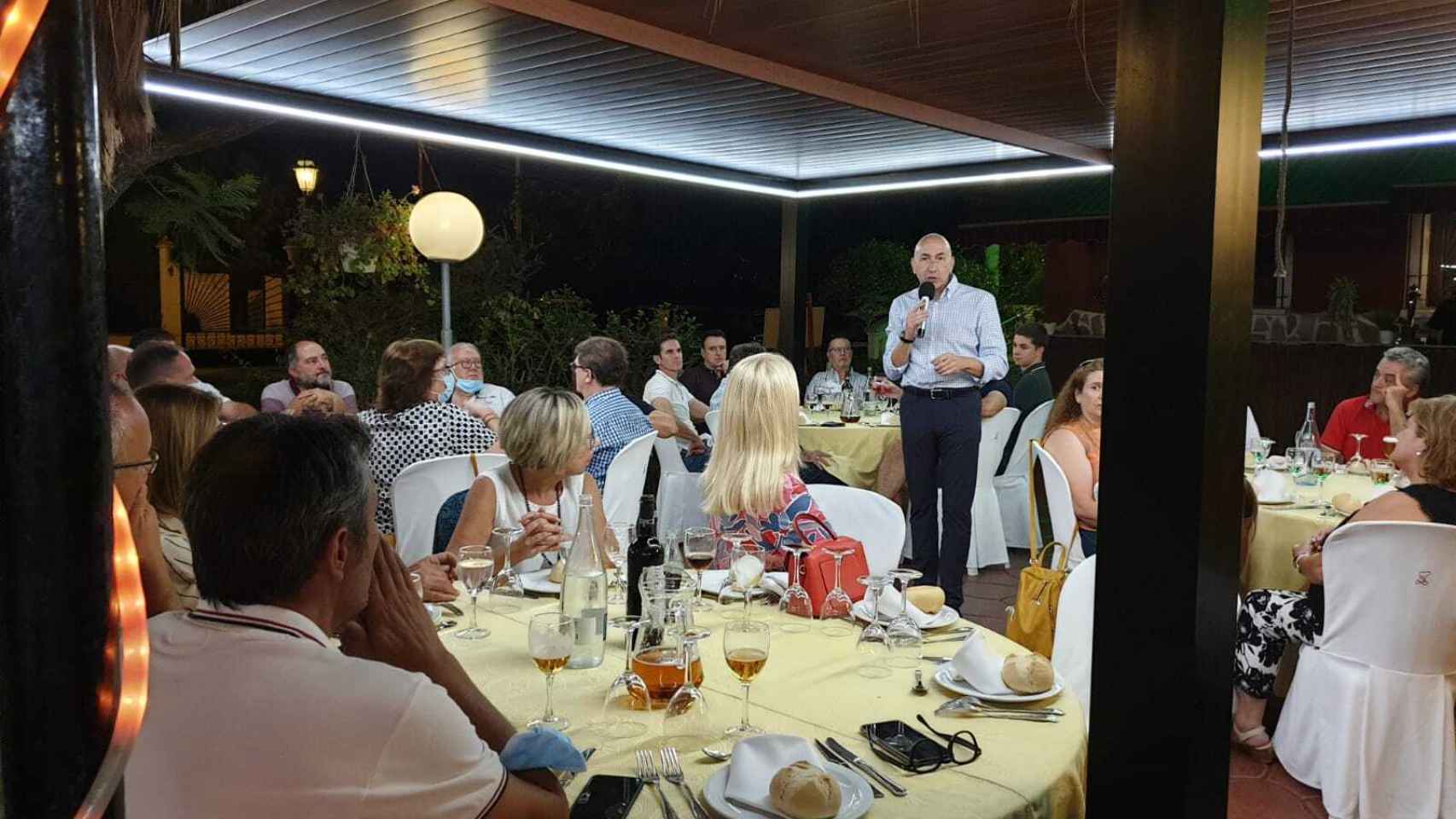 Soler, explicando la situación en una cena de 'sanchistas' ayer en Alicante.