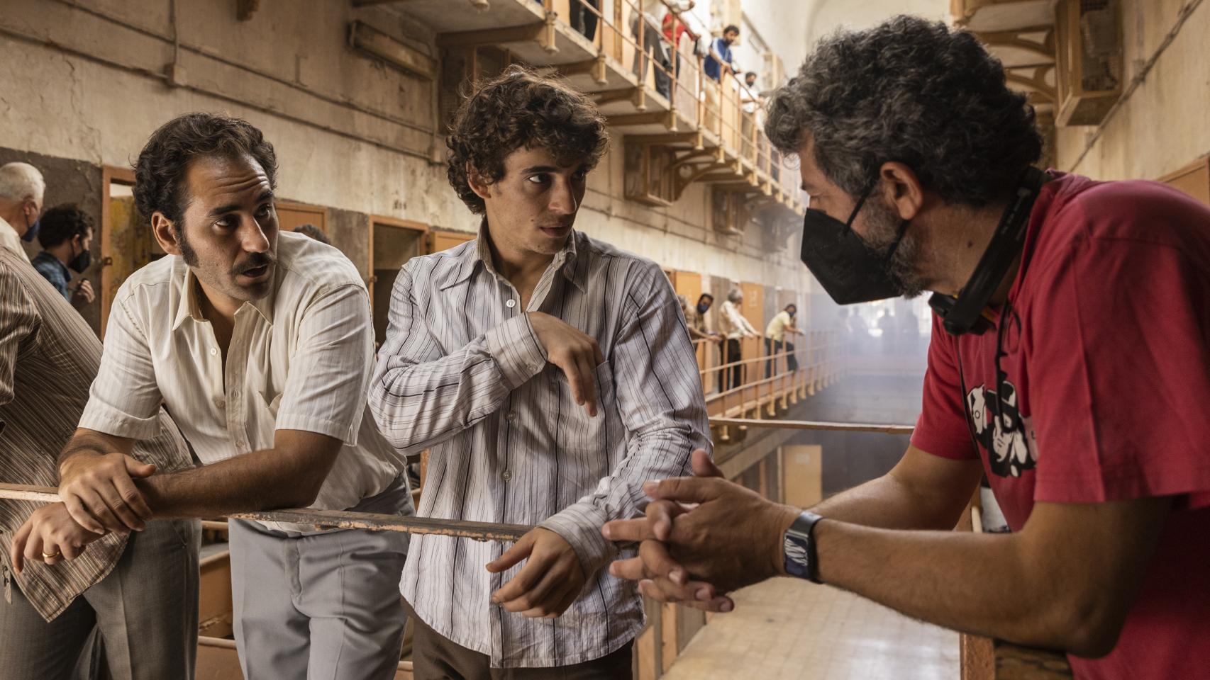 El director Alberto Rodríguez junto a Jesús Carroza y Miguel Herrán durante el rodaje de 'Modelo 77'.