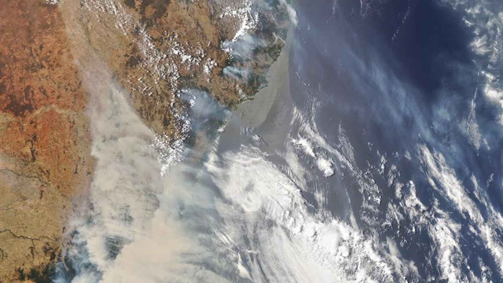 Imagen satelital del humo de los incendios de Australia de 2020.