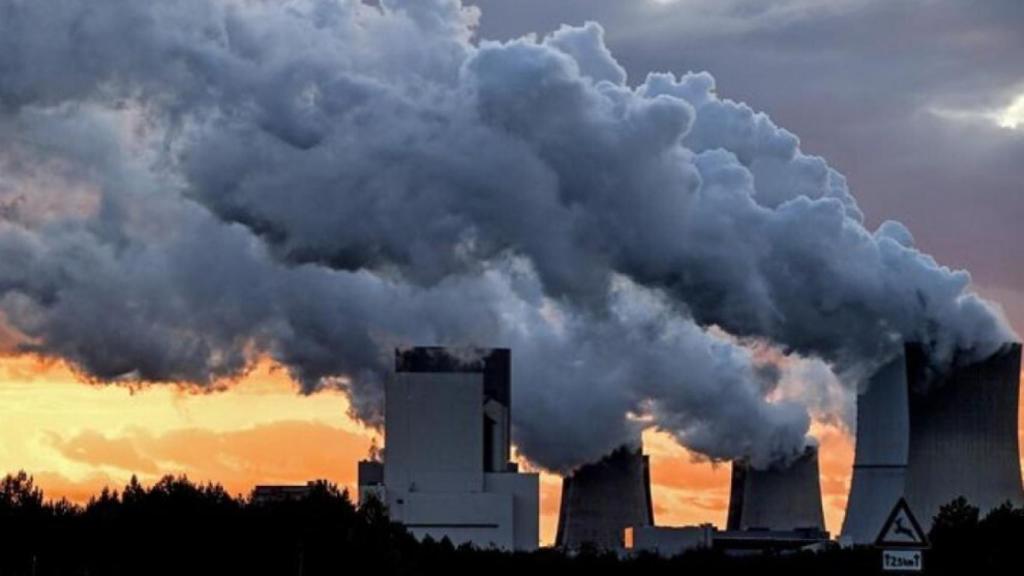 Emisiones de CO2 a la atmósfera desde una fábrica.