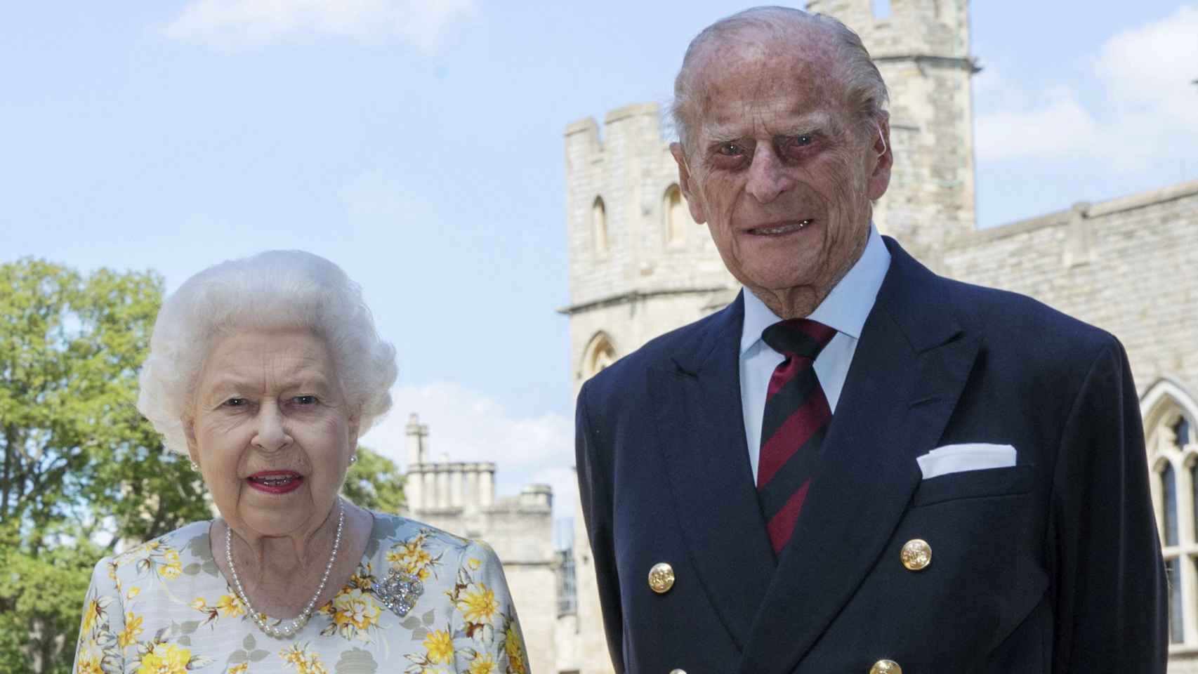 La reina Isabel y el duque de Edimburgo en un posado en el Castillo de Windsor.