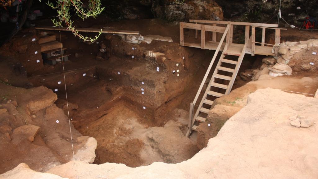 Interior de la cueva de Contrebandiers.