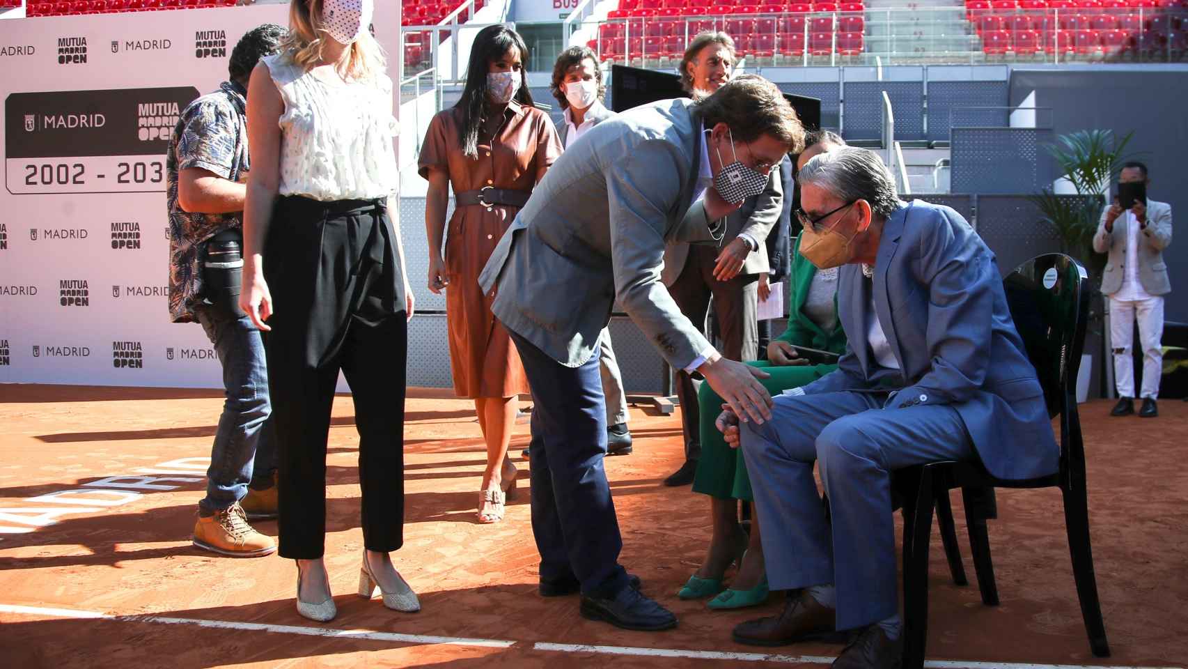 José Luis Martínez-Almeida saluda a Manolo Santana en un acto del Mutua Madrid Open