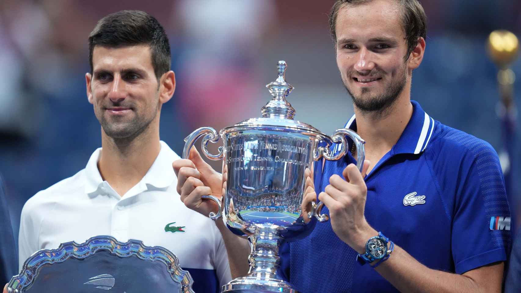 Medvedev y Djokovic posando con sus trofeos en el US Open