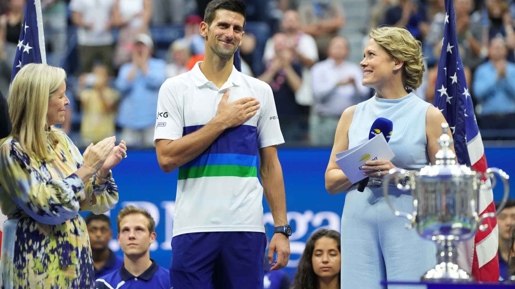 Djokovic recibe su placa como subcampeón del US Open 2021