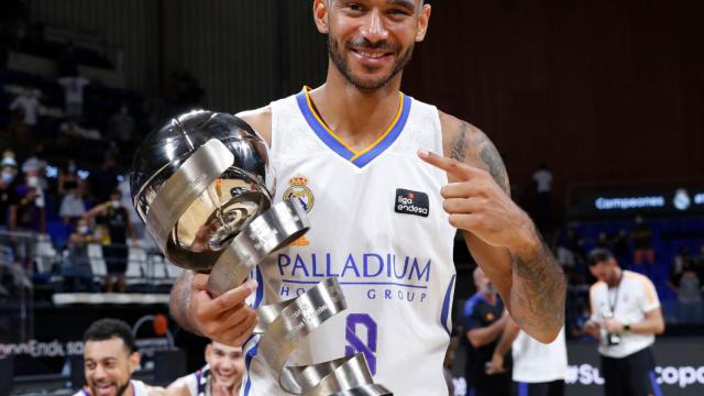 Adam Hanga con el título de la Supercopa Endesa