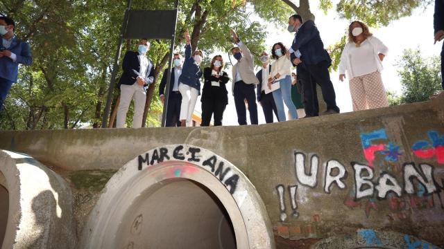 La ministra Teresa Ribera y el resto de autoridades, este viernes en el barrio toledano de Azucaica.