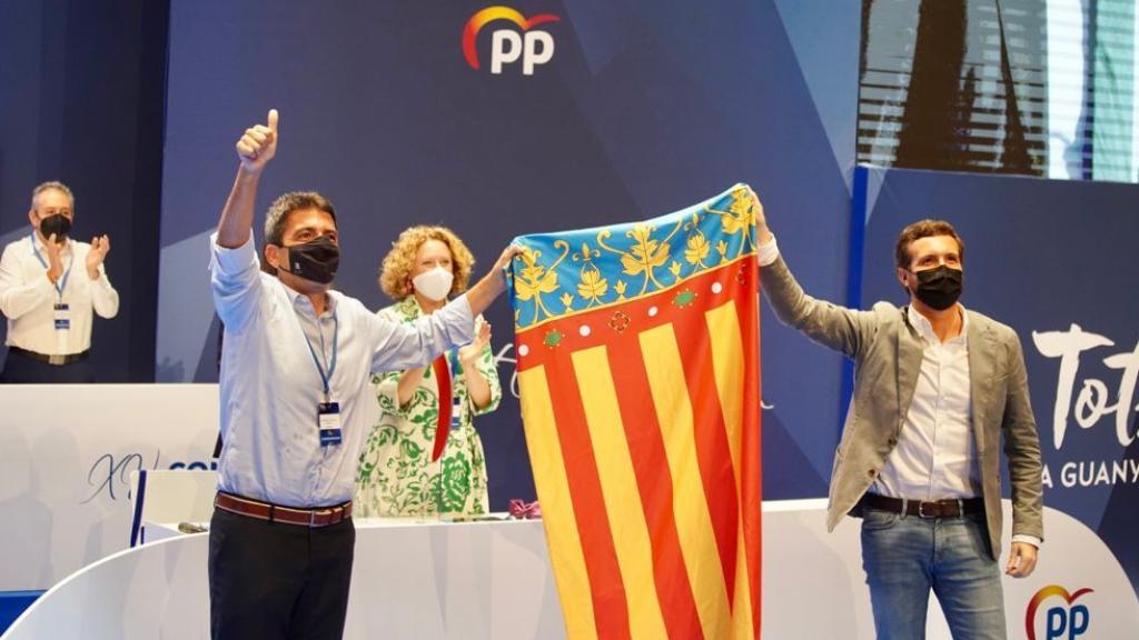 Carlos Mazón, junto a Pablo Casado en el congreso en el que fue elegido presidente del PP valenciano. EE