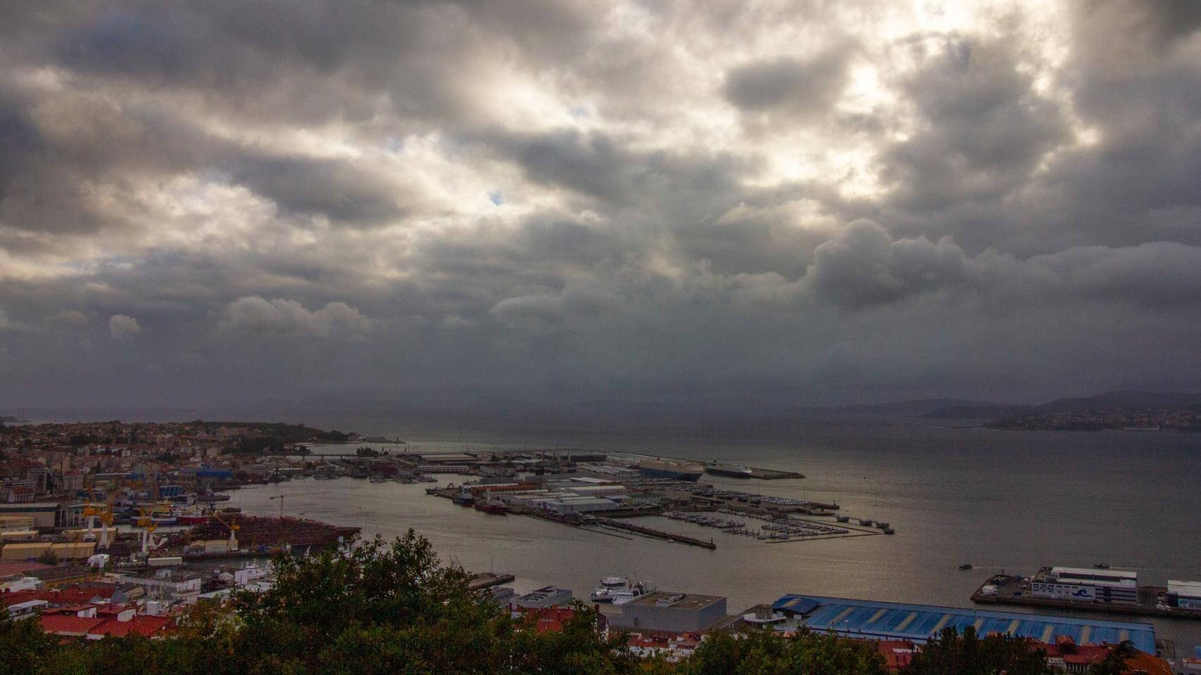 Al fondo, instalaciones del Puerto de Vigo. FOTO: Pixabay.