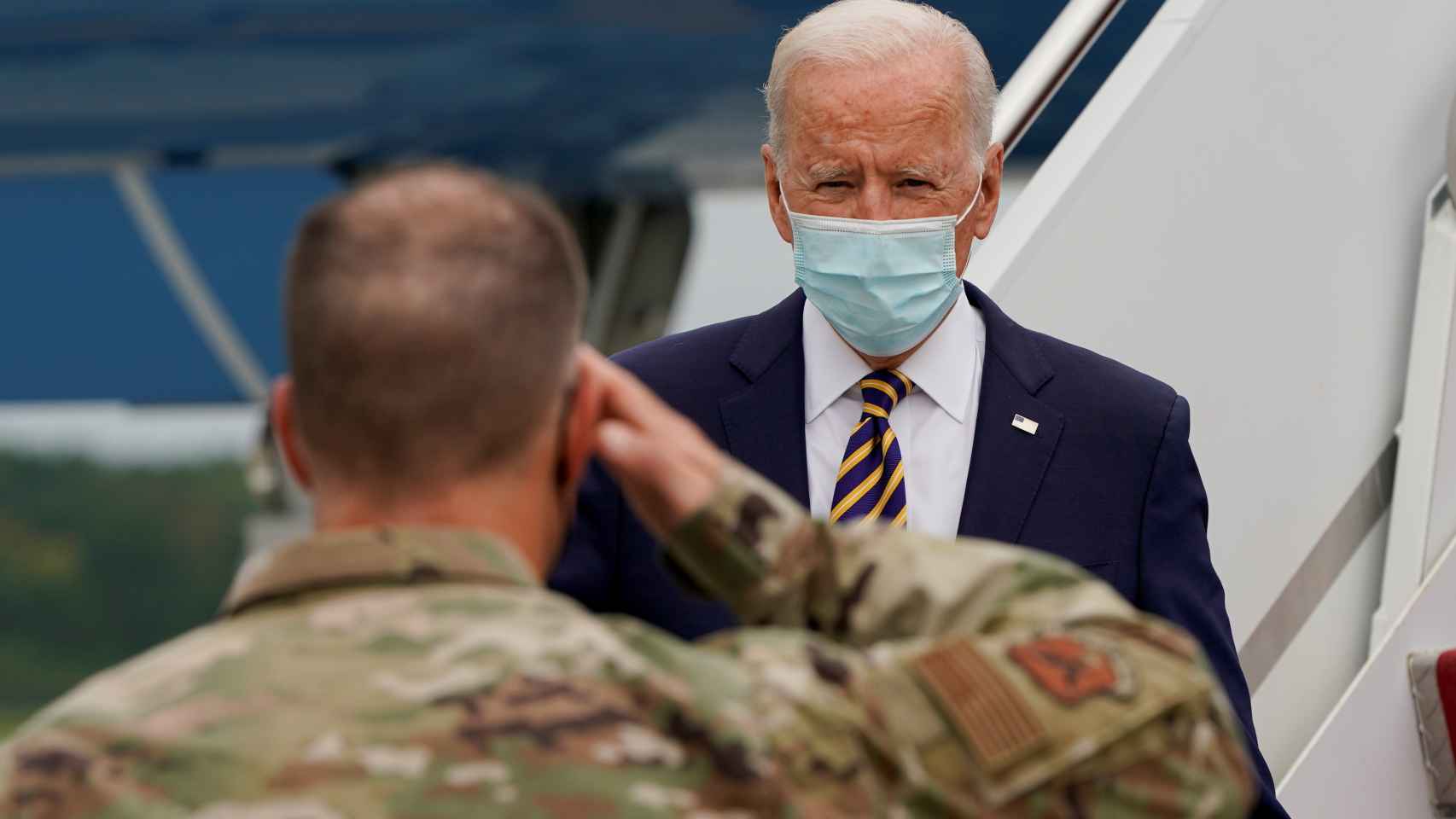 Joe Biden, presidente de EEUU, es saludado por un miembro del ejército a su llegada a Dover (Delaware).