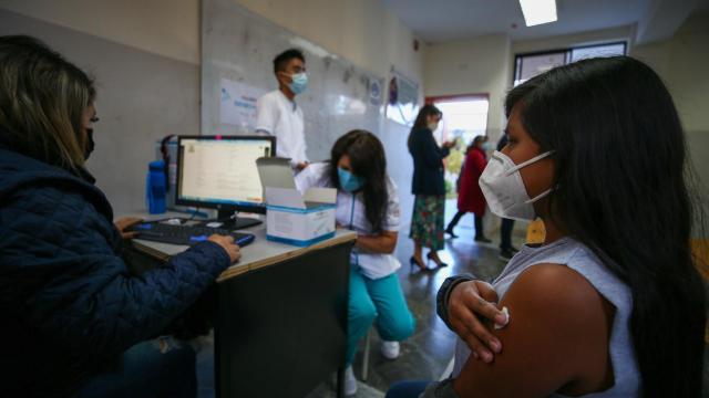 Vacunación de menores en Quito, Ecuador.