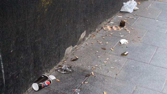 Basura tras una noche de fiesta en el barrio del Orzán hace unas semanas