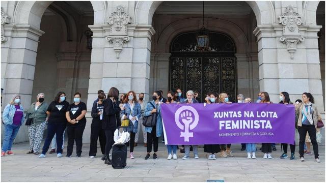 Concentración en María Pita contra los asesinatos a mujeres.