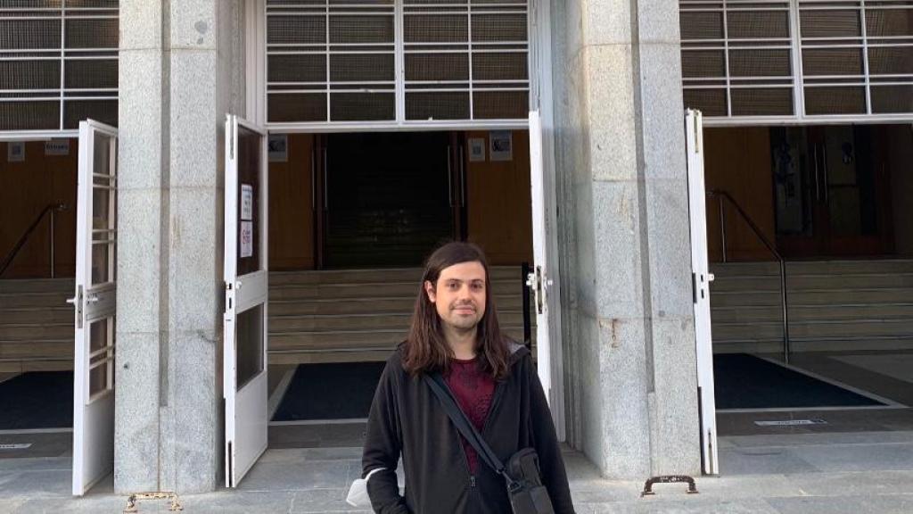 Ángel López, en la entrada de la Facultad de Física de la UCM.