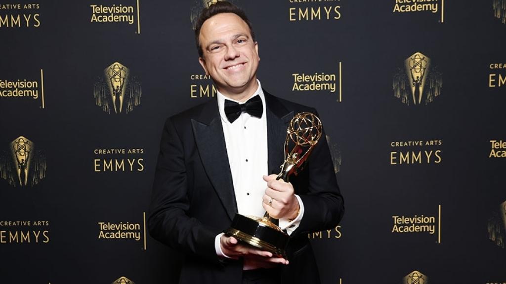 Carlos Rafael Rivera con el Emmy a mejor composición musical por 'Gambito de Dama'.