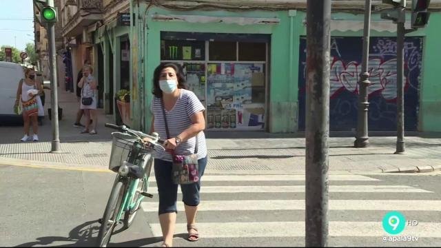 La entrevistada recuperando su bicicleta después del intento de robo.