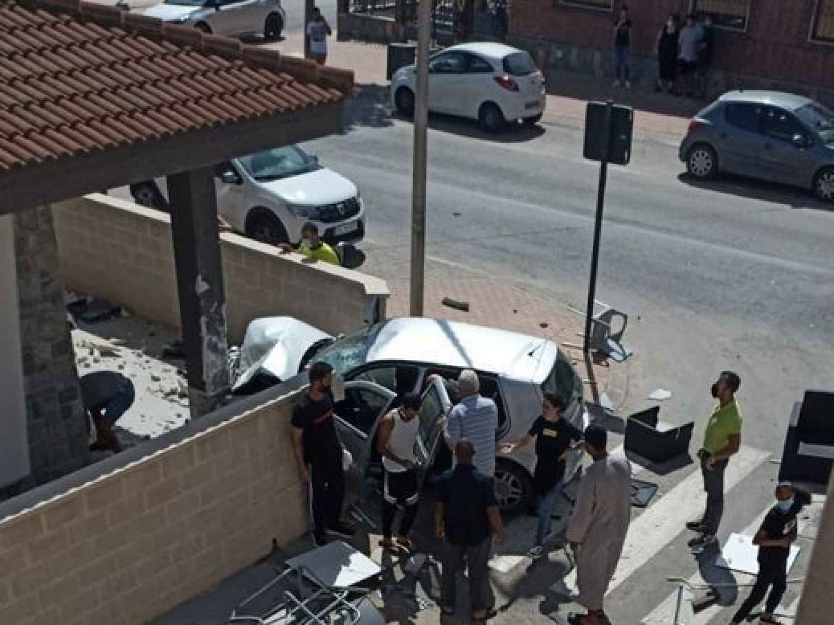 Un marroquí muere al atropellar a varias personas en una terraza de un local de Roldán.