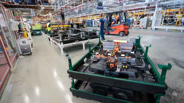 Empleados en la planta del grupo Stellantis en Vigo.