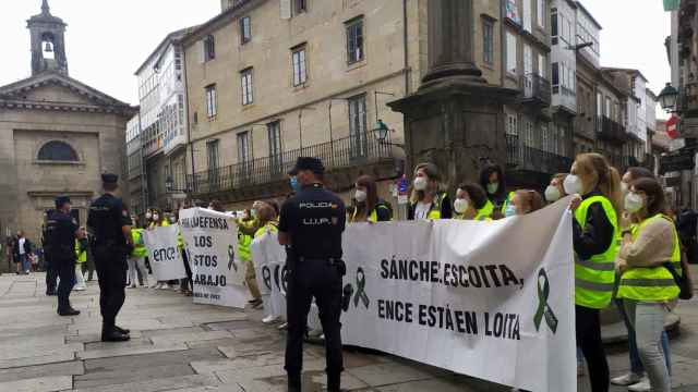 Decenas de empleadas de la factoría pontevedresa se concentraron a las puertas de un acto que Díaz compartió con Feijóo