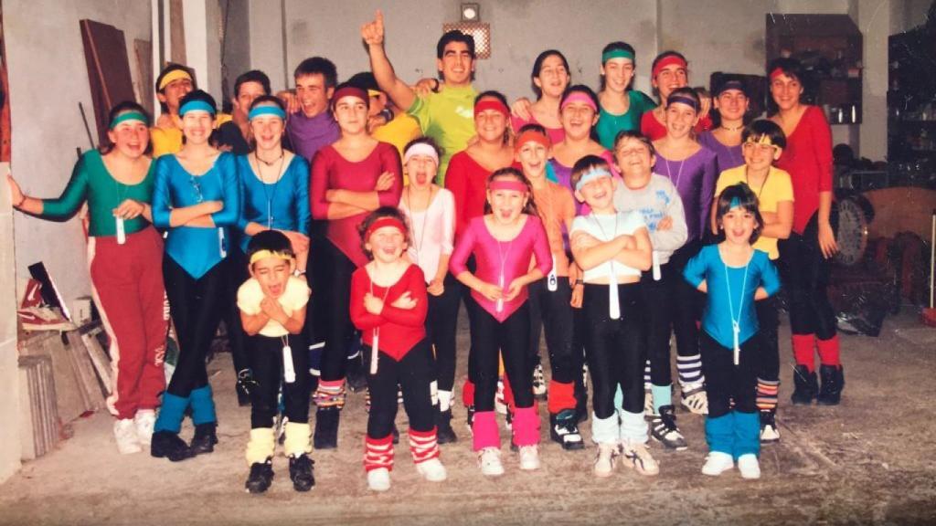 La última murga infantil de  Gaspar. Él al fondo, vestido de morado y riendo.