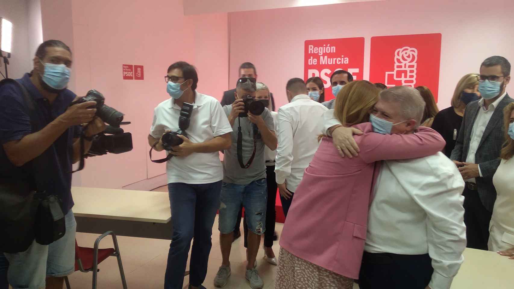Vélez recibiendo el apoyo de varios pesos pesados del PSOE.