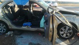 Así quedó uno de los vehículos implicados en el accidente. Foto: Twitter del Servicio Provincial de Bomberos Cuenca.