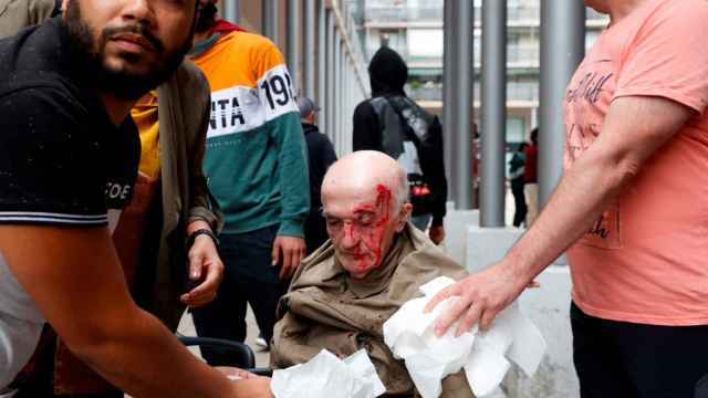 El hombre herido en la manifestación en apoyo a las víctimas de ETA en Mondragón.