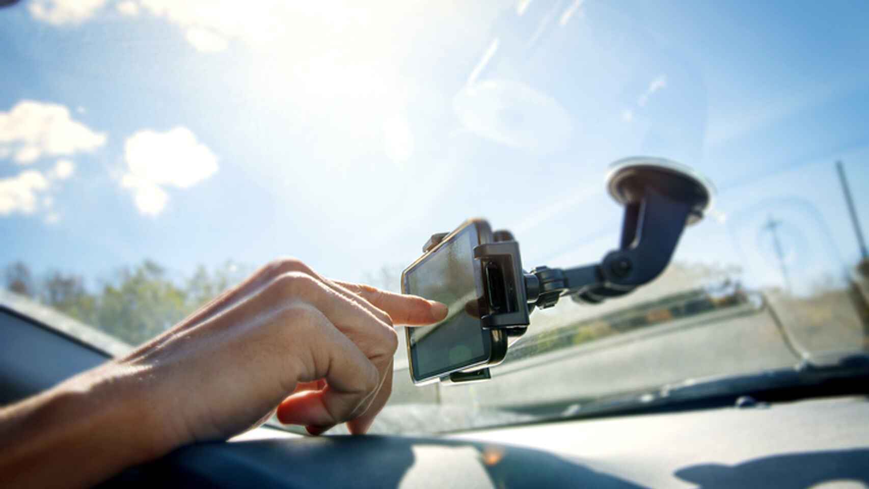 Usar el móvil al volante se sanciona con hasta 200 euros