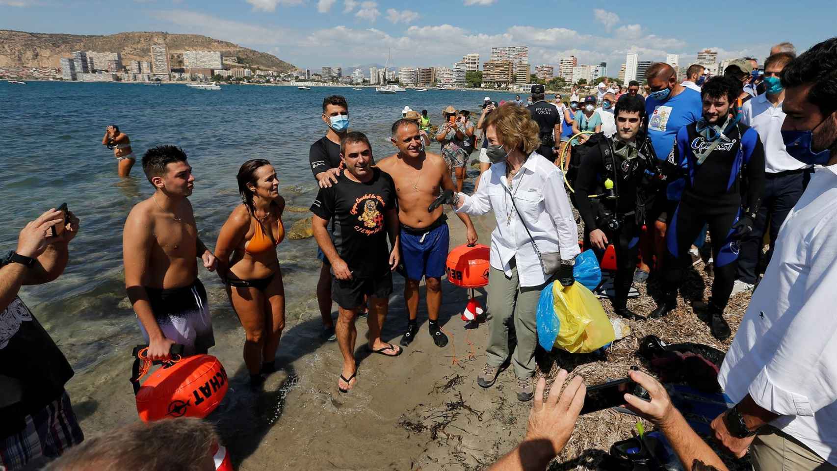 La Reina Sofía, recogiendo residuos a pie de playa en Alicante.