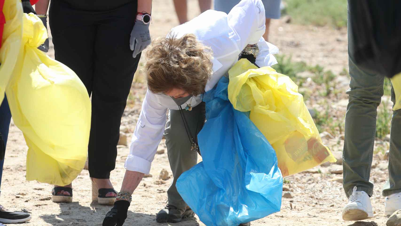La reina Sofía ha recogido basuras en la playa Almadraba de Alicante.