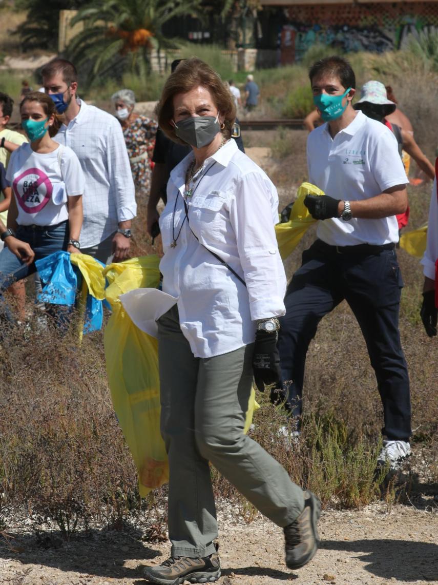 La reina se ha mostrado con guantes para introducir en los residuos en las bolsas amarillas y azules.