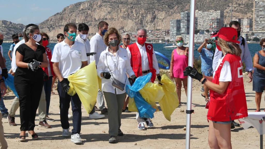 La reina Sofía ha sido una más en las varias decenas de voluntarios.