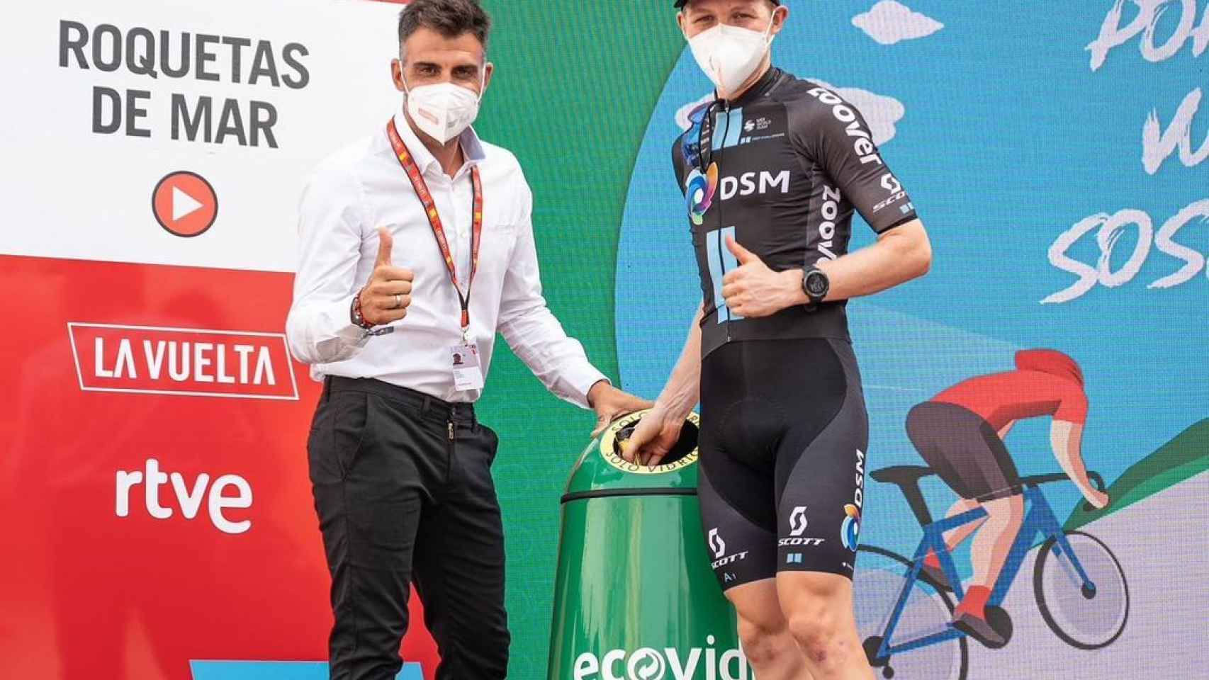 Óscar Pereiro, embajador de Ecovidrio en La Vuelta, junto al ciclista Michael Storer