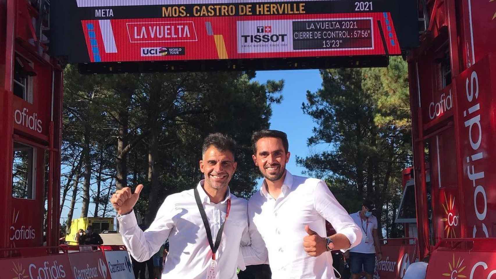 Óscar Pereiro y Alberto Contador en la meta de Mos en La Vuelta 2021