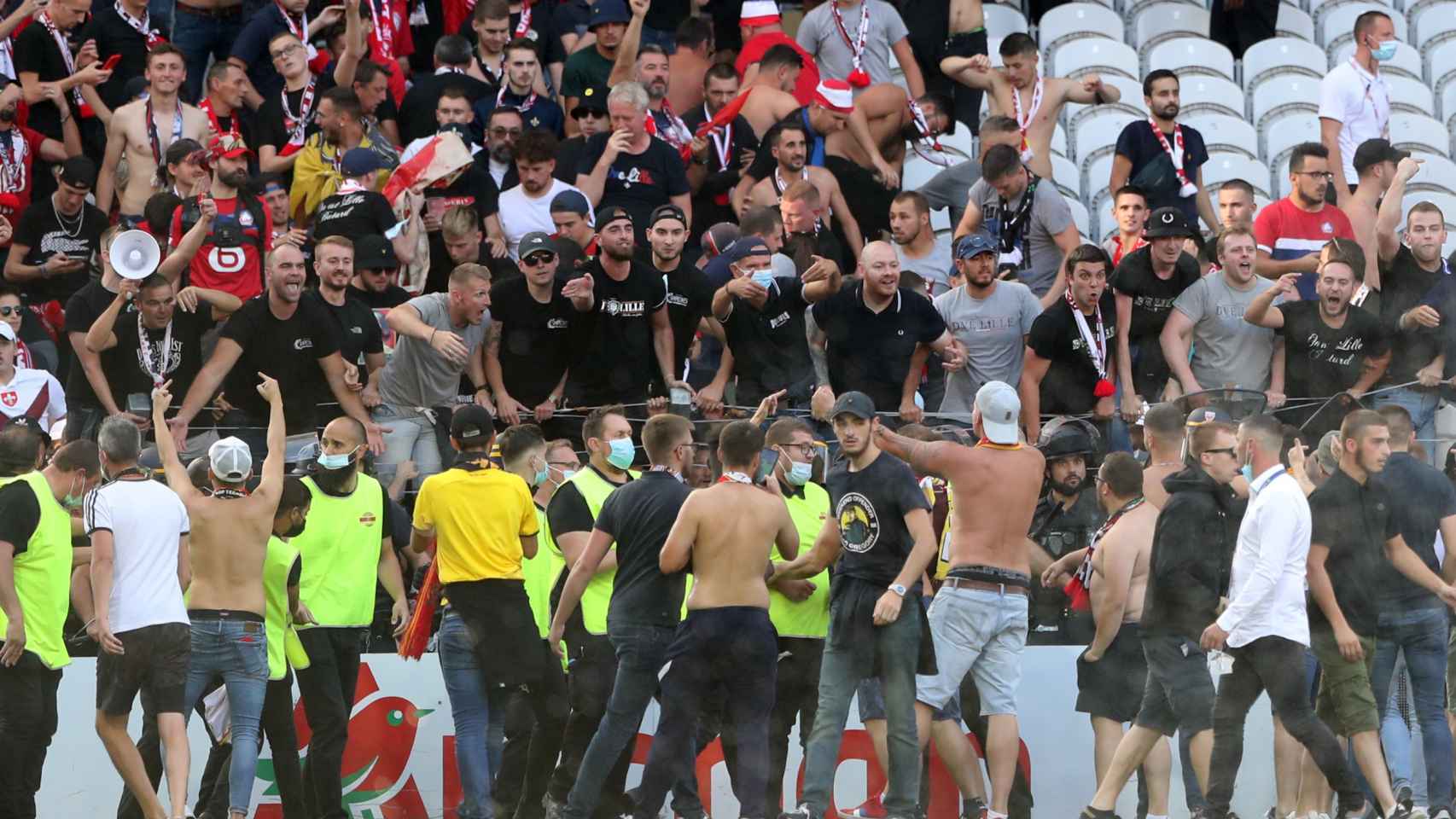 La invasión de campo de los ultras del Lens durante el partido frente al Lille