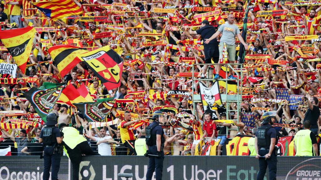 La invasión de campo de los ultras del Lens durante el partido frente al Lille