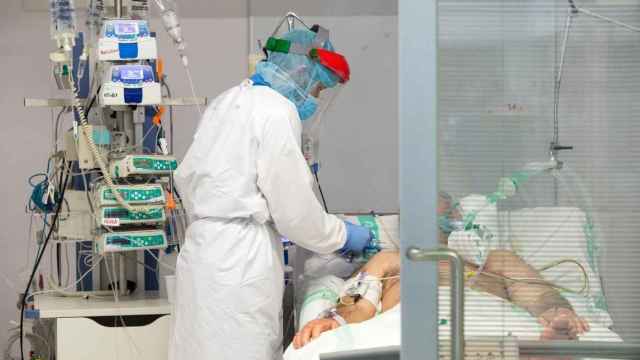 Un paciente siendo atendido en la UCI de un hospital castellano-manchego. Foto: Sescam.