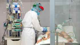 Un paciente siendo atendido en la UCI de un hospital castellano-manchego. Foto: Sescam.