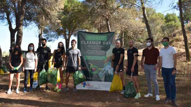Voluntarios de Talavera recogen más de cien bolsas de basura en el Parque de los Pinos