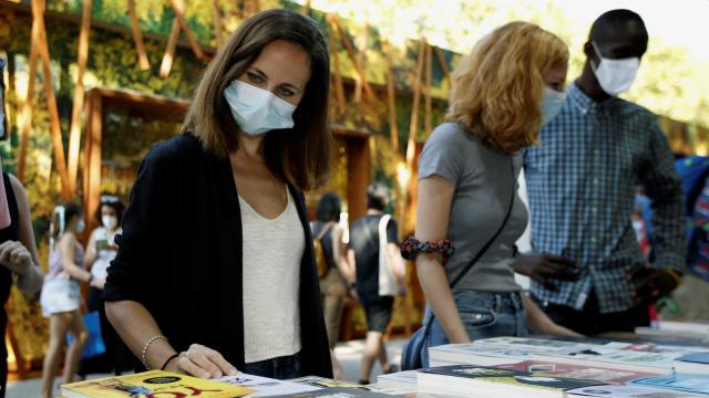 La secretaria general de Podemos y ministra de Derechos Sociales, Ione Belarra (i), visita este sábado la Feria del Libro de Madrid.