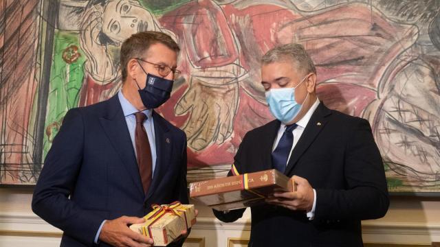 El presidente de la República de Colombia, Iván Duque, y el presidente de la Xunta de Galicia, Alberto Nuñez Feijoo, intercambian regalos en el Pazo de Raxoi, en Santiago de Compostela